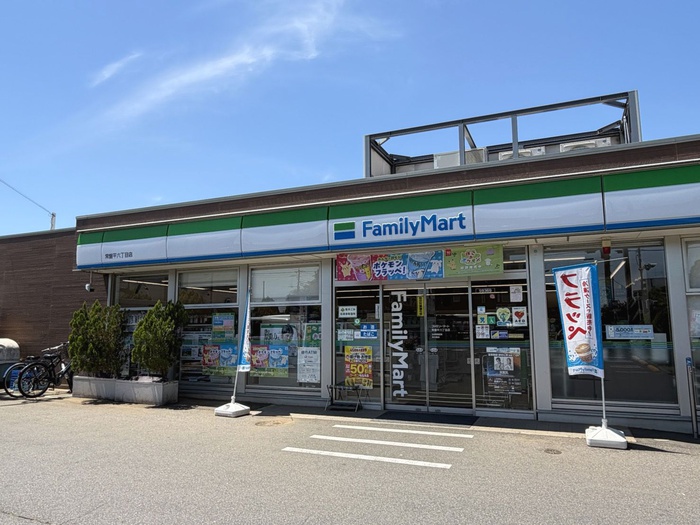 コンビニ　ファミリーマート（コンビニ）まで493m