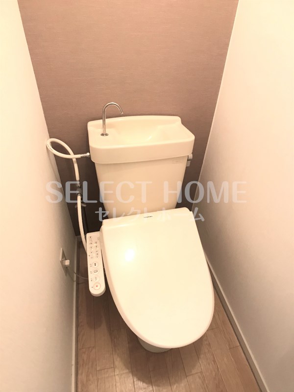 トイレ　落ち着いた色調のトイレです