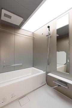 バス・シャワールーム　コンパクトで使いやすいお風呂です