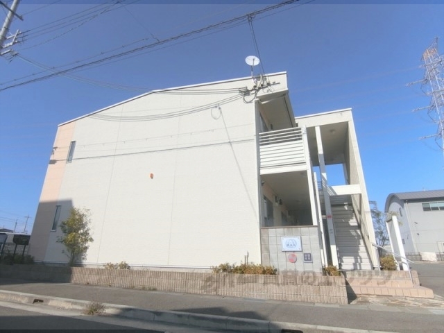 京田辺市三山木中央のアパートの建物外観