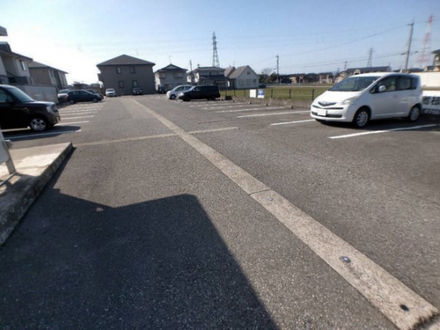 【砺波市栄町のアパートの駐車場】