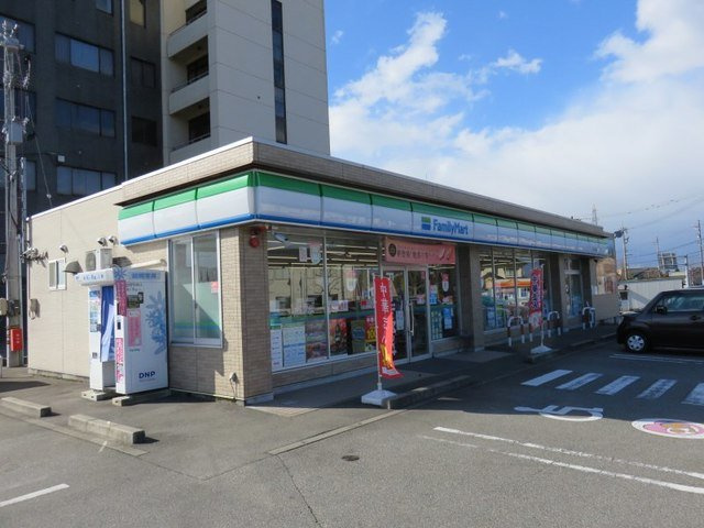 【砺波市栄町のアパートのコンビニ】