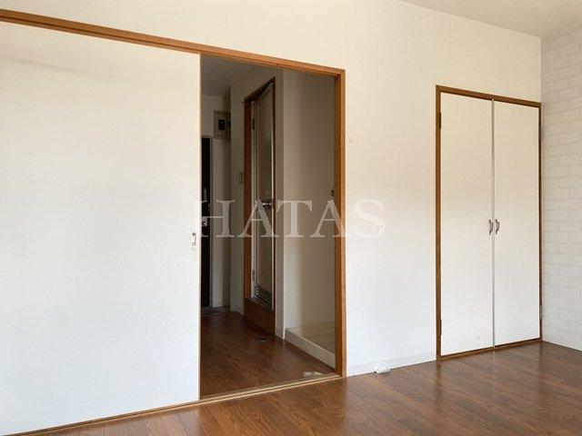 居室・リビング　同物件別部屋です。
