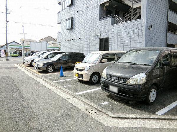 【メゾン・グラティアの駐車場】