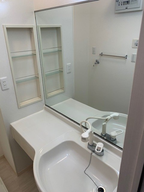 洗面設備　鏡の大きいカウンタータイプの洗髪洗面化粧台