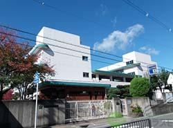 【茨木市春日のマンションの小学校】