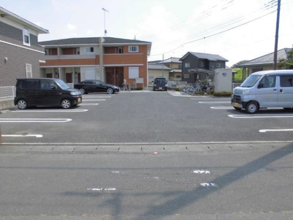 【ウィスタリアの駐車場】