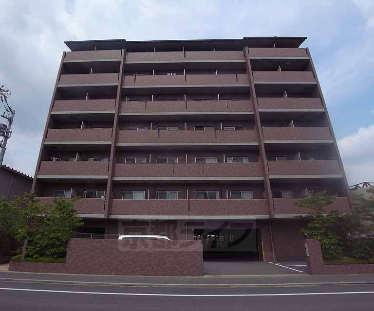 【京都市右京区西院西貝川町のマンションの建物外観】