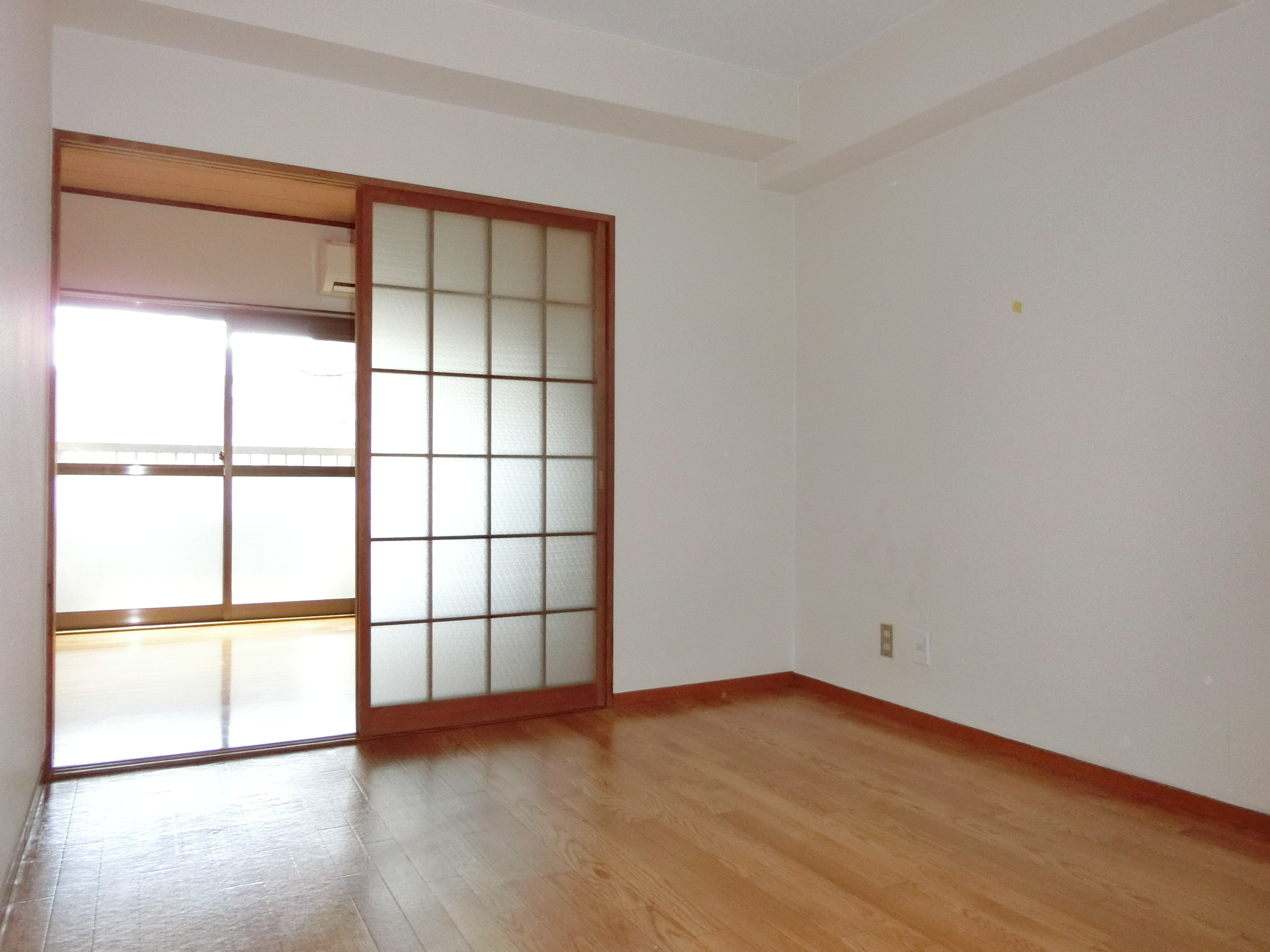 居室・リビング　※別のお部屋の写真です。現状を優先させます。