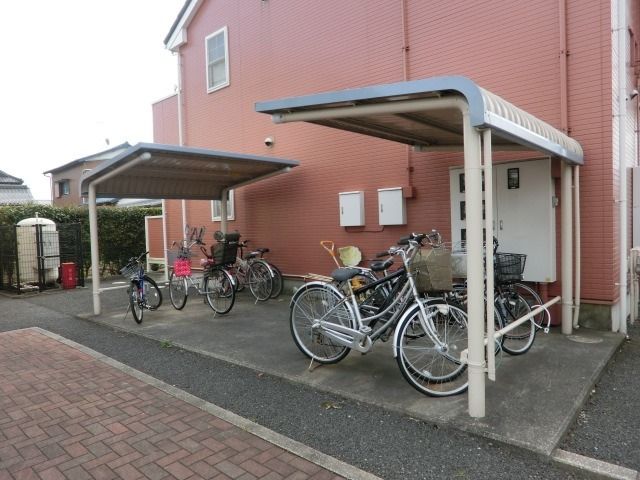その他　屋根付き駐輪場。
