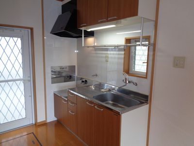 キッチン　上下棚付きキッチン(同物件他部屋写真)