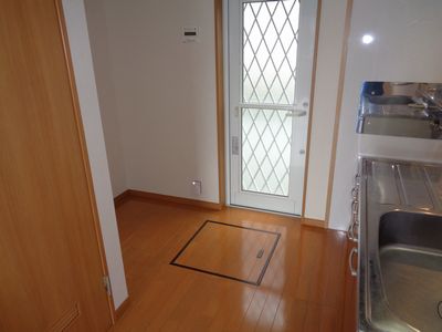 その他設備　キッチン横勝手口(同物件他部屋写真)