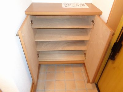 玄関　下駄箱付き玄関(同物件他部屋写真)