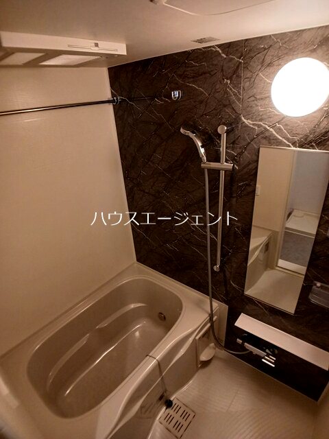 バス・シャワールーム　ゆったり浸かれるお風呂です。