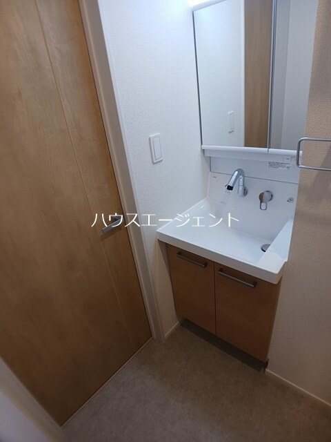 洗面設備　独立洗面台で嬉しいですね。