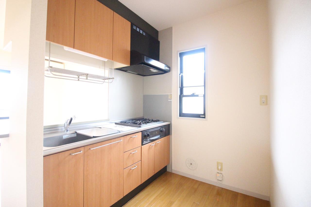 キッチン　ガスコンロ3口付き！！