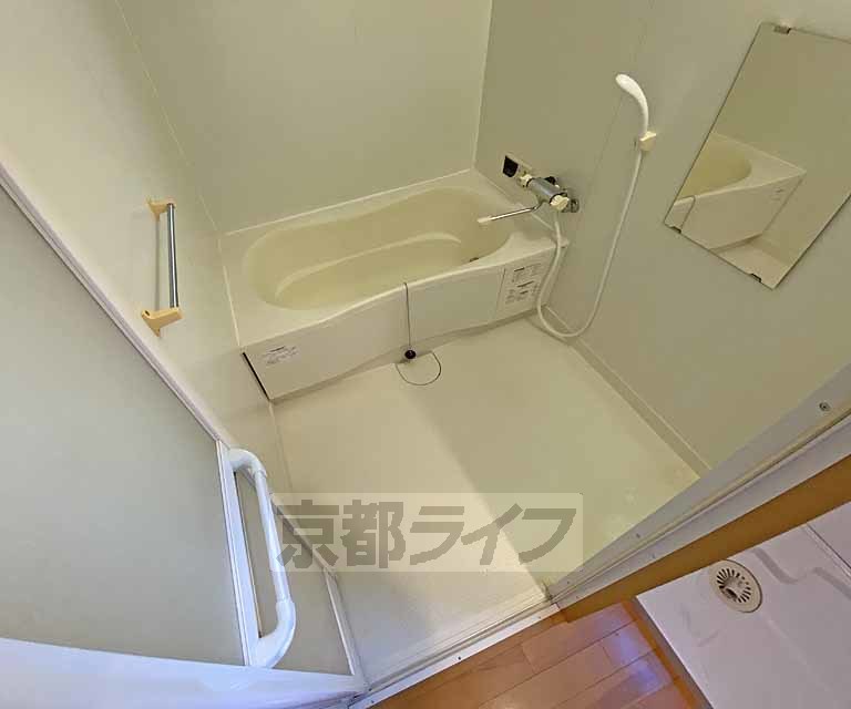 バス・シャワールーム　スッキリとしたお掃除しやすい浴室です。