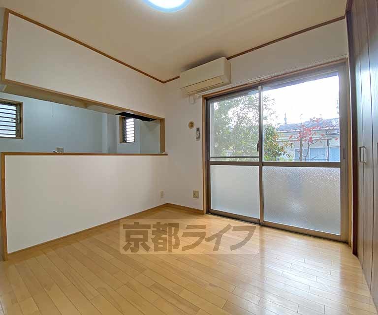 居室・リビング　すっきりとしたカウンターキッチンの南向きで明るいダイニ...