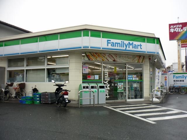 コンビニ　ファミリーマート様（コンビニ）まで160m