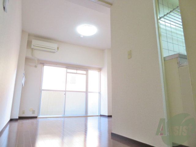 居室・リビング　隅々から洋室を撮影したので、イメージを掴んでください。