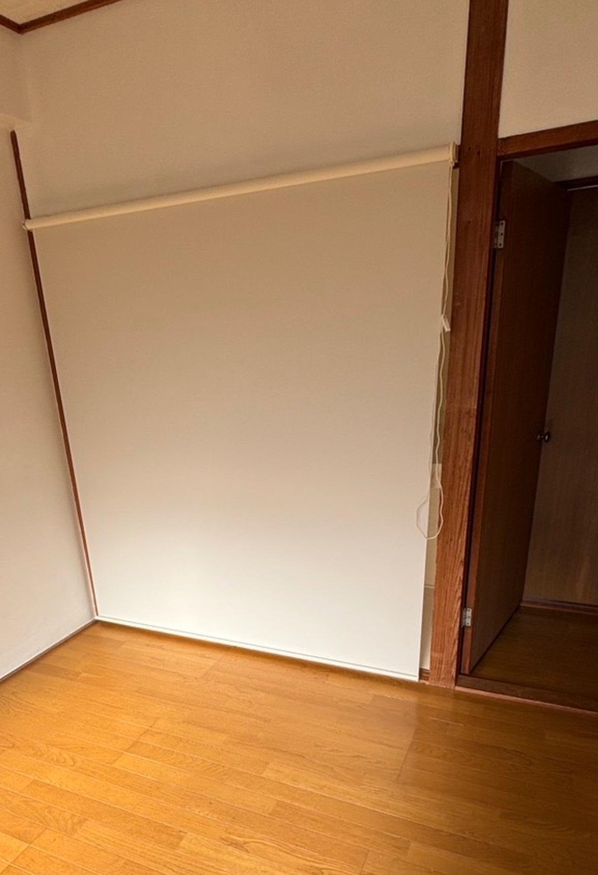 収納　ロールスクリーンで生活感が出にくいクローゼット