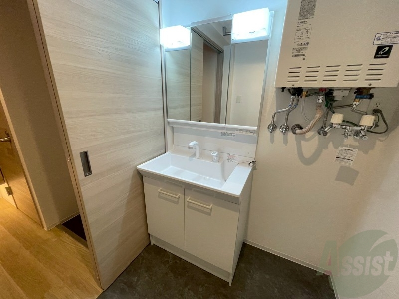 洗面設備　大きくて使いやすそうな独立洗面台になっています。