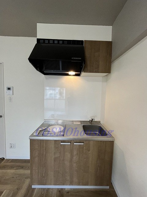 キッチン　リノベーション中　同タイプの室内写真です。