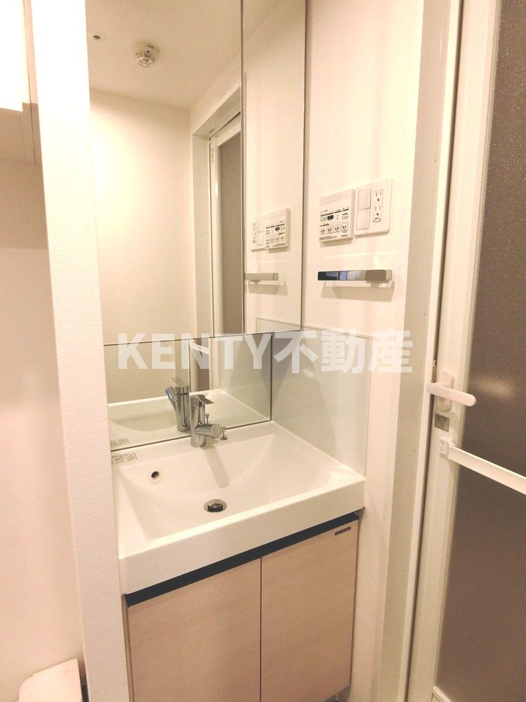 洗面設備　ゆったりとスペースのある洗面所