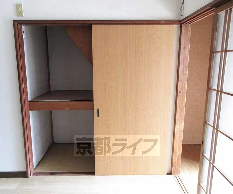 収納　階段下の収納。