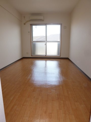 居室・リビング　床のお色は現況優先となります。