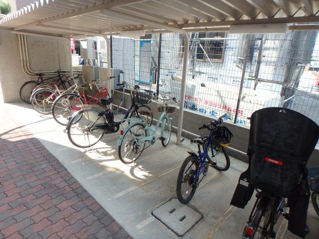 その他共有部分　駐輪場です。屋根付き！
