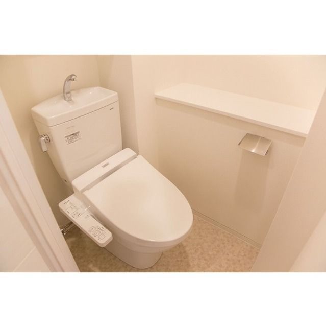 トイレ　落ち着いた色調のトイレです