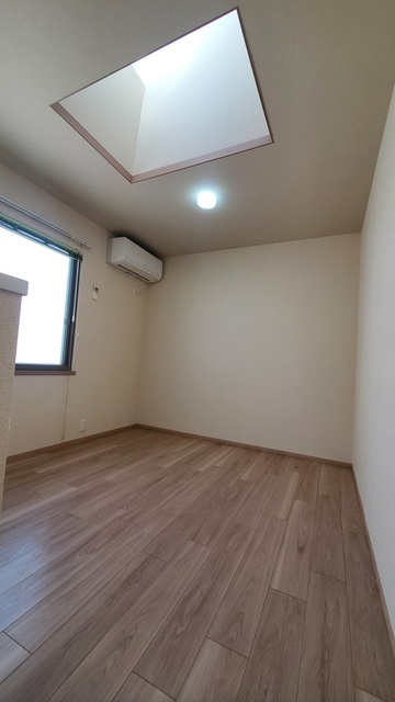 居室・リビング　天窓付きのリビング９．８帖