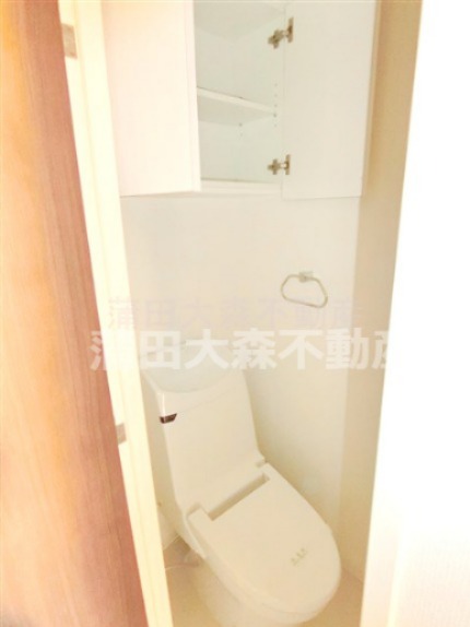 トイレ　棚収納温水暖房便座付きトイレ