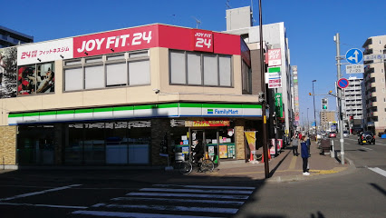 コンビニ　ファミリーマート札幌北24条駅前店（コンビニ）まで67m