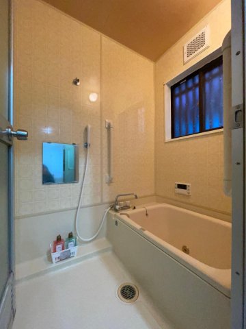 バス・シャワールーム　お風呂は追焚き機能付き！都市ガスなので、ガス代も安心です