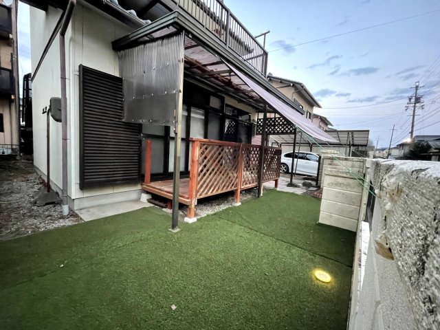 庭　緑のお庭と屋根付きウッドデッキで、くつろぎの週末を！