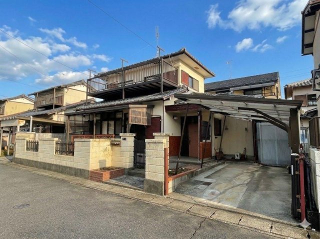 建物外観　南向きの明るいお家です　駐車場も広々（背が高い車は要注意）