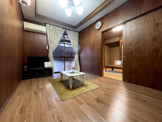 居室・リビング　1Fリビングは、陽の光たっぷり！床は張替え済です