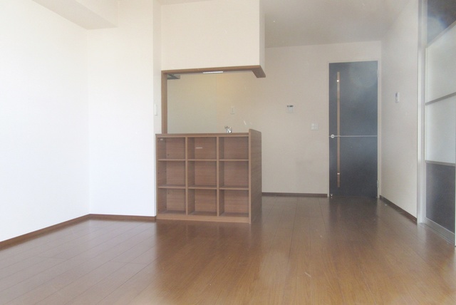 居室・リビング　カウンターキッチンのついたゆったりめのリビングです♪