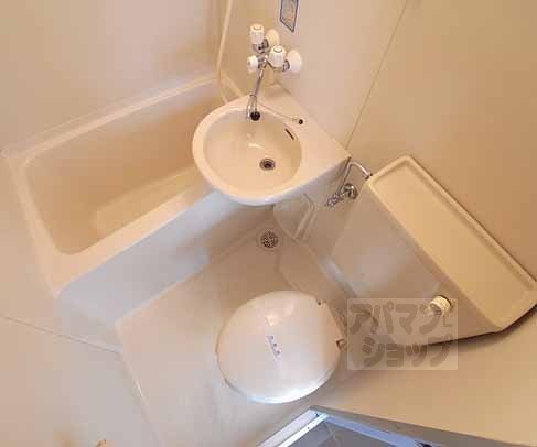 バス・シャワールーム　ユニットバスですのでトイレ掃除が楽です。