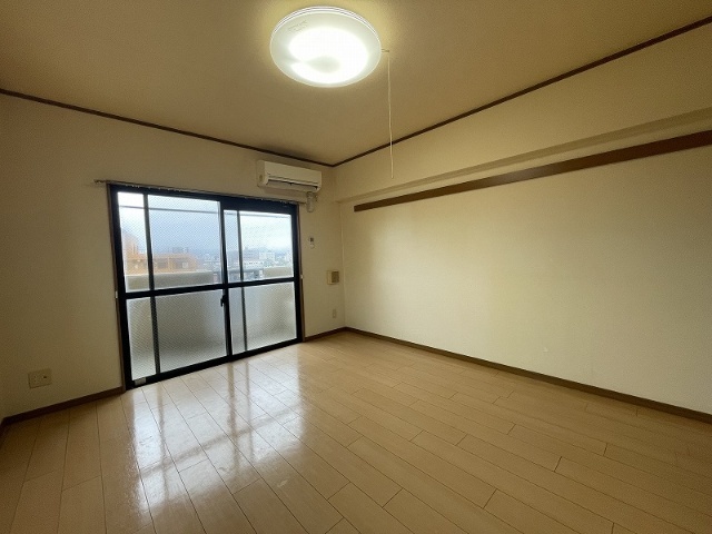 居室・リビング　※別室同じ間取りの写真。現況を優先します。