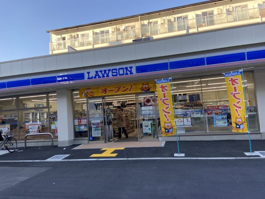 コンビニ　ローソン東成東中本店（コンビニ）まで60m