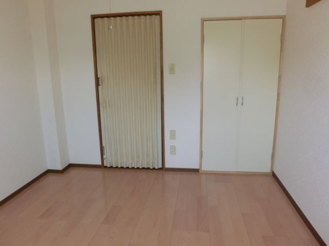 居室・リビング　柱も少なく広めに感じられる洋間になります