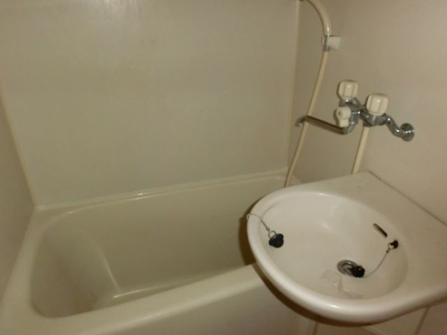 バス・シャワールーム　洗面台付バスルームです