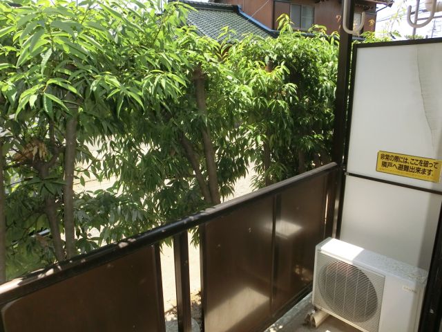 バルコニー　目隠しの緑もあり日当たりも良好物件です