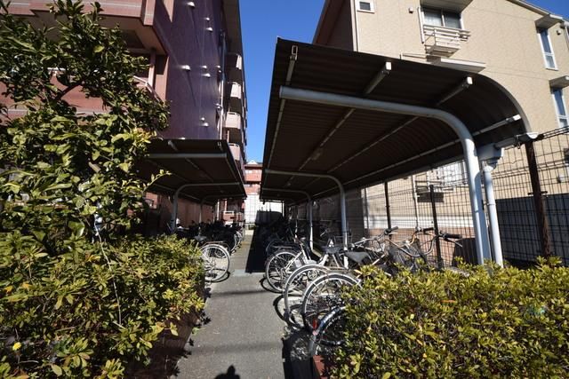 その他共有部分　屋根付き自転車置き場あり