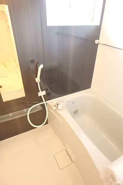 バス・シャワールーム　換気に便利な小窓のあるバスルーム♪