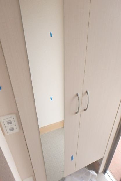 玄関　玄関には鏡付きの下駄箱があります♪