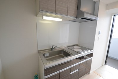 キッチン　収納多数完備の二口IHクッキングヒーターのキッチン♪